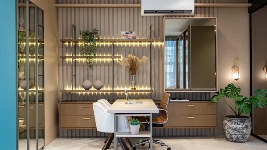 Ambiente projetado pela Criare São Luís; é confortável para o atendimento de duas pessoas e traz armários espelhados, prateleiras iluminadas com LED e gavetões para manter tudo organizado. Fotos Laura Sá